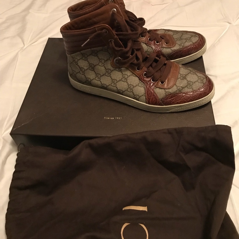 They are 8 half they fit 9